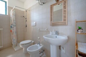 Een douche, een bidet, handdoeken