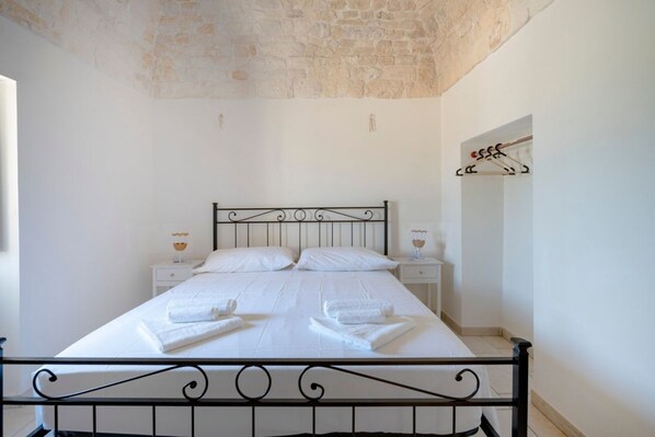 2 habitaciones, tabla de planchar con plancha y cuna de viaje 