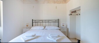 GuestHost - Contrada Mavugliola Patio Apartment
