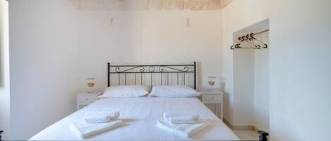 2 chambres, fer et planche à repasser, lit de bébé portatif