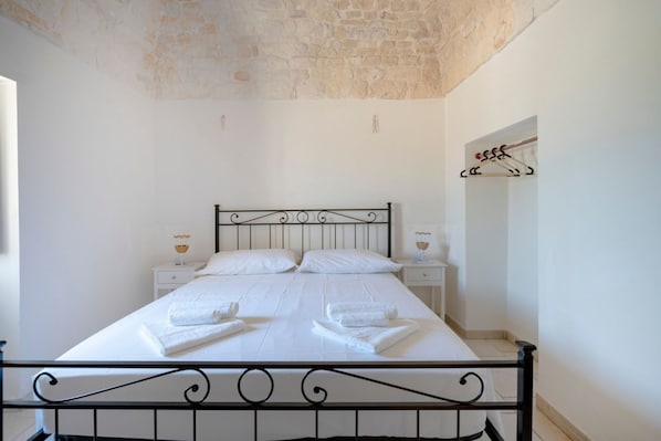 2 bedrooms, iron/ironing board, travel cot