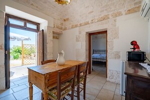 Dining - GuestHost - Contrada Mavugliola Patio Apartment (Locorotondo)