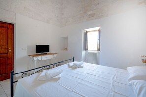 2 bedrooms, iron/ironing board, travel cot