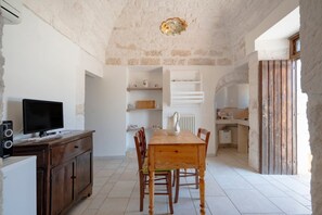 Interior - GuestHost - Contrada Mavugliola Patio Apartment (Locorotondo)