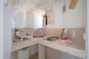 Fridge, microwave - GuestHost - Contrada Mavugliola Patio Apartment (Locorotondo)