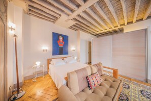 3 bedrooms, iron/ironing board, internet, bed sheets - Historical apartment 3BR/3.5BA  close to the river in the 7th (Paris)