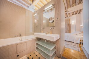 Shower, hair dryer, towels, soap - Historical apartment 3BR/3.5BA  close to the river in the 7th (Paris)