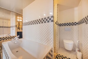 Shower, hair dryer, towels, soap - Historical apartment 3BR/3.5BA  close to the river in the 7th (Paris)