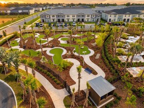 Un quartier résidentiel comprenant un terrain de golf, un parking et un ensemble d’immeubles.