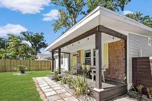 Outdoor dining - Pleasant 2-bedroom cottage, Amazing back yard, Pet Friendly in St. Augustine (St. Augustine)