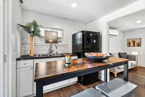 Pleasant 2-bedroom cottage, Amazing back yard, Pet Friendly in St. Augustine