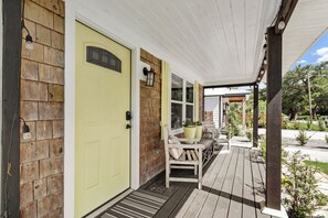 Terrace/patio - Pleasant 2-bedroom cottage, Amazing back yard, Pet Friendly in St. Augustine (St. Augustine)