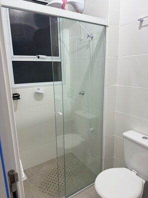 Serviettes fournies, papier de toilette