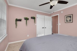 3 bedrooms, desk, iron/ironing board, free WiFi - Charming Home on 1 Acre w/Game Room, WIFI, AC, EV! (Henning)