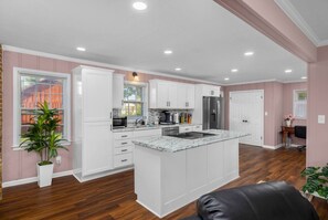 Réfrigérateur, micro-ondes, four, plaque de cuisson