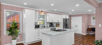 Charming Home on 1 Acre w/Game Room, WIFI, AC, EV!