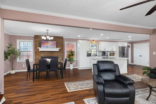 Charming Home on 1 Acre w/Game Room, WIFI, AC, EV!