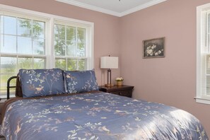 3 bedrooms, desk, iron/ironing board, free WiFi