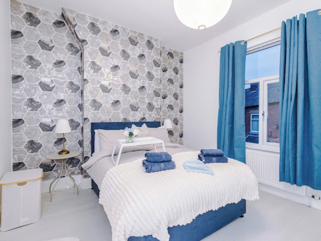 3 bedrooms, iron/ironing board, internet, bed sheets