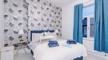 3 bedrooms, iron/ironing board, internet, bed sheets