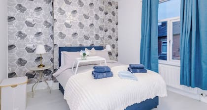 Sleep 7, Pool Table/TTennis, Free Parking, 3BR