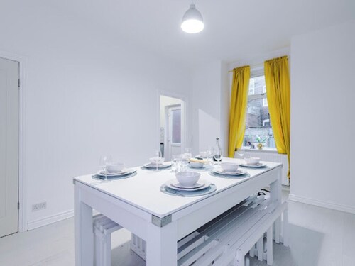 Sleep 7, Pool Table/TTennis, Free Parking, 3BR