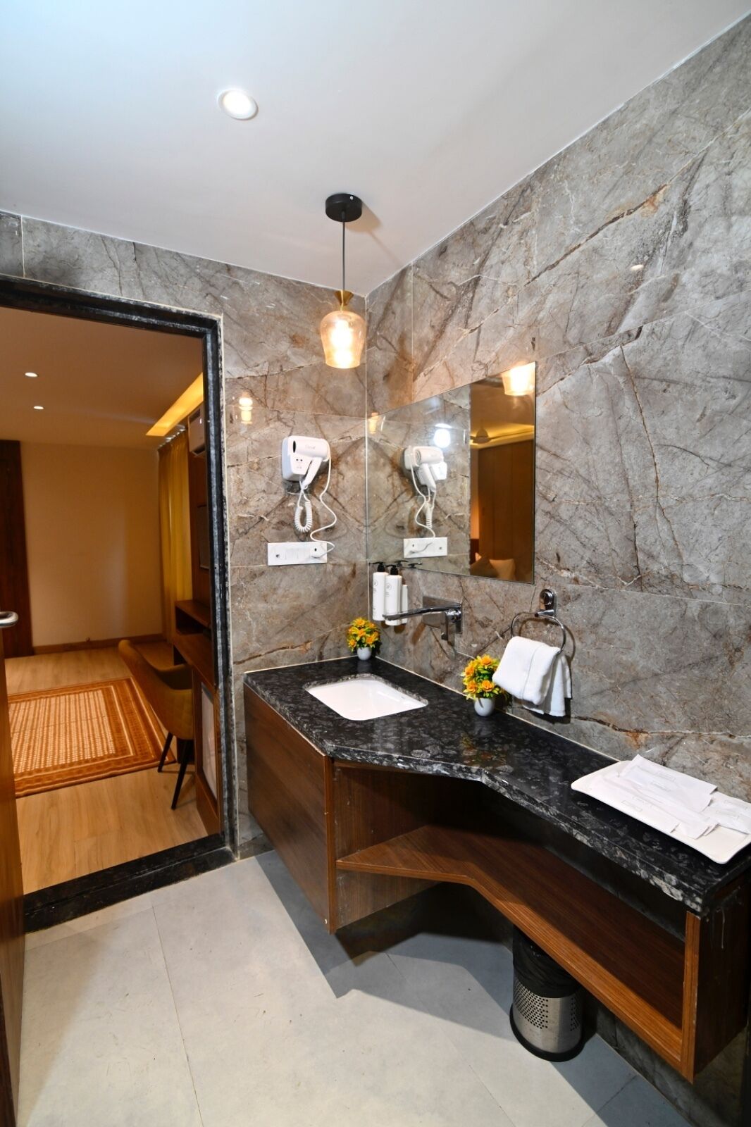 スーペリア ダブルルーム | バスルーム | シャワー、バスアメニティ (無料)、タオル、石鹸