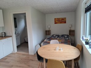 Estudio estándar, vista al jardín | Servicio a la habitación