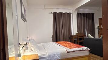 Deluxe Triple Room, City View | Desk, free WiFi