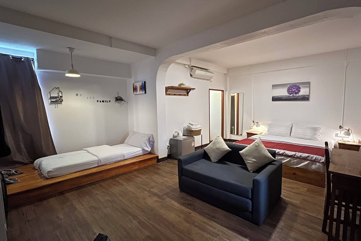 Deluxe Triple Room, City View | Desk, WiFi (free)