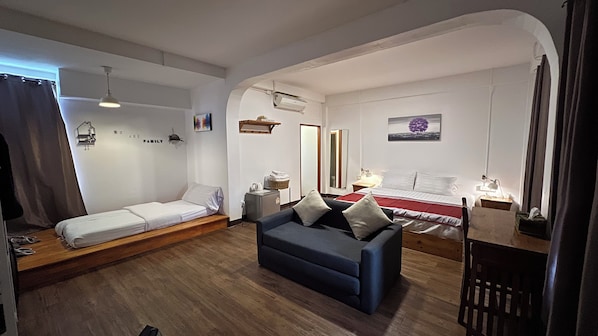 Deluxe trippelrum - utsikt mot staden | Skrivbord och gratis wi-fi