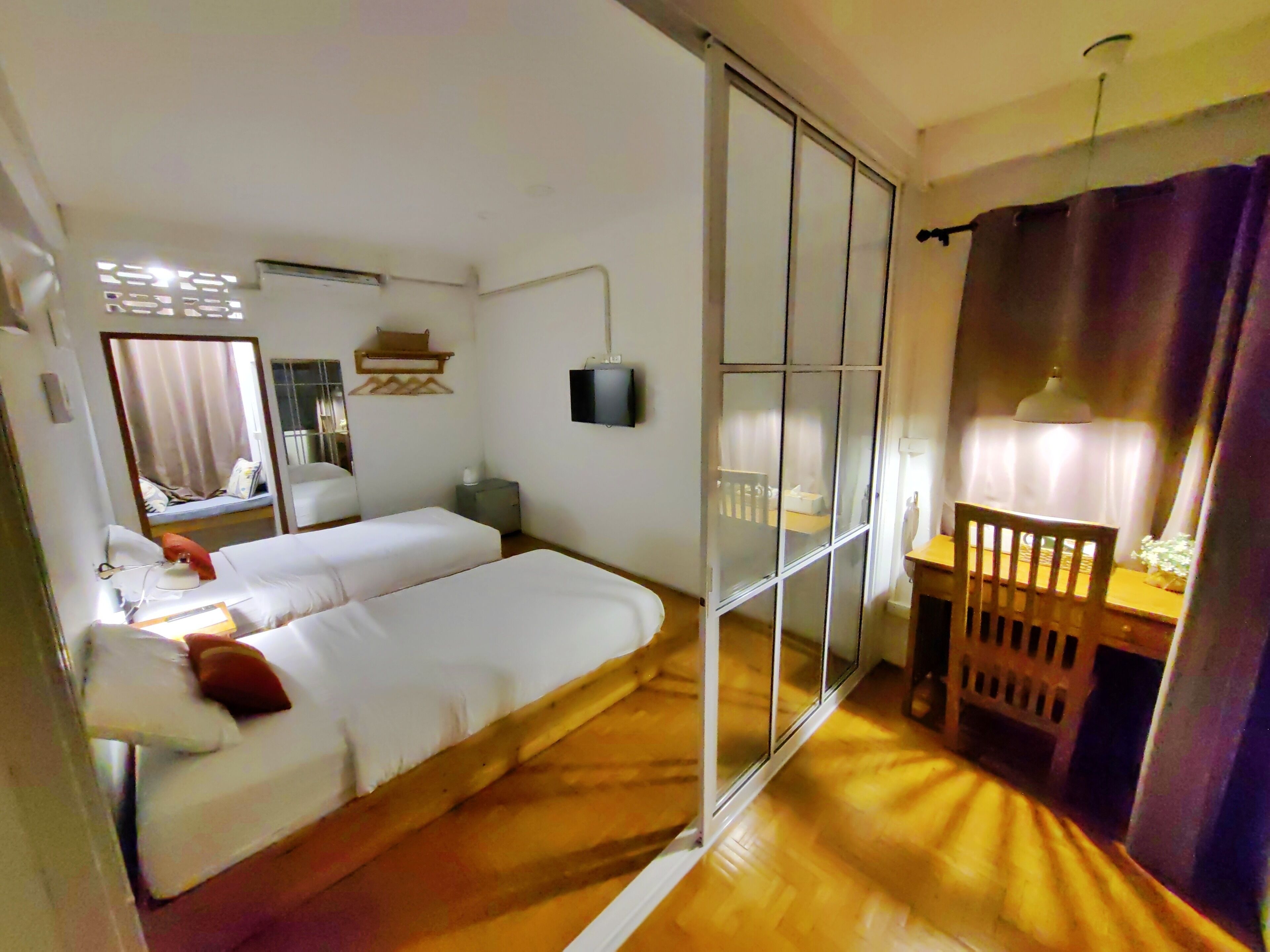 Habitación básica con 2 camas individuales, vista a la ciudad | Escritorio y wifi gratis 