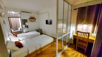 Basic-Zweibettzimmer, Stadtblick | Schreibtisch, kostenloses WLAN