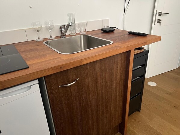 Fridge, microwave, stovetop, electric kettle