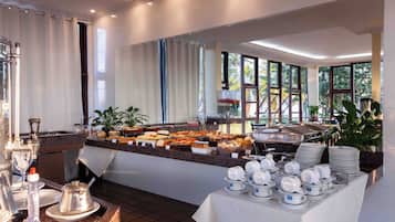 Café da manhã com buffet grátis todos os dias