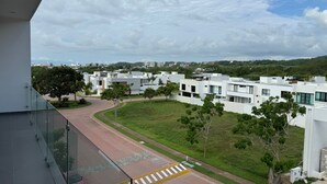 A modern residential area with white buildings, a green park, and a clear sky. - Escapada junto al mar en B Nayar (Cruz de Huanacaxtle)
