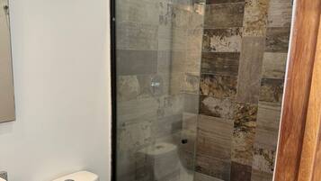Dusche, Handtücher, Toilettenpapier