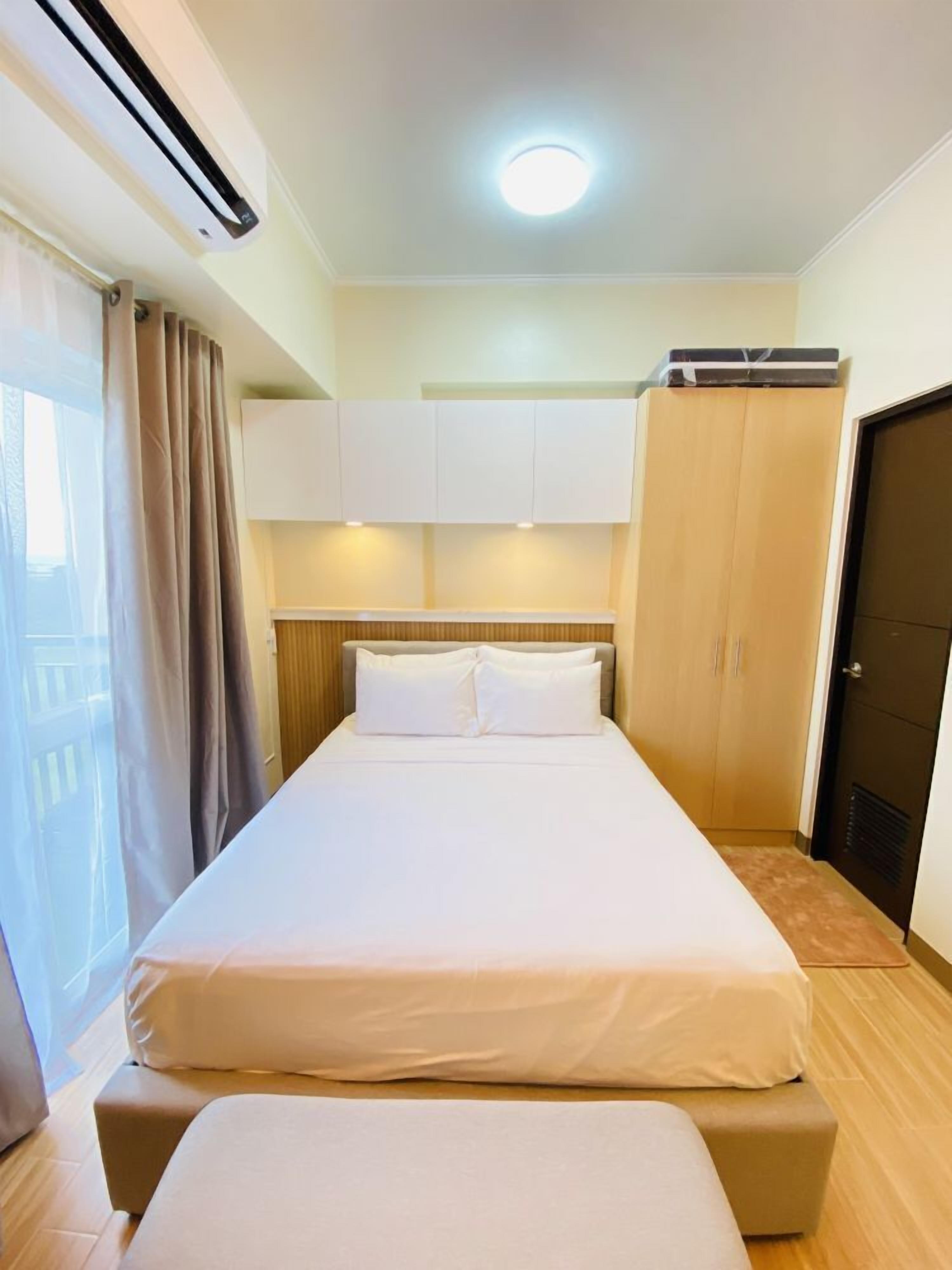 Iron/ironing board, bed sheets, wheelchair access