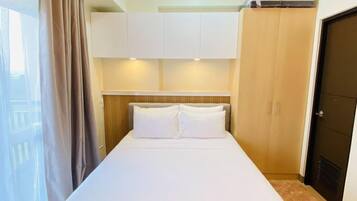 Iron/ironing board, bed sheets, wheelchair access