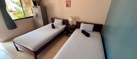 Kamar Double, patio, pemandangan halaman | Tirai kedap cahaya, setrika/meja setrika, dan Wi-Fi gratis