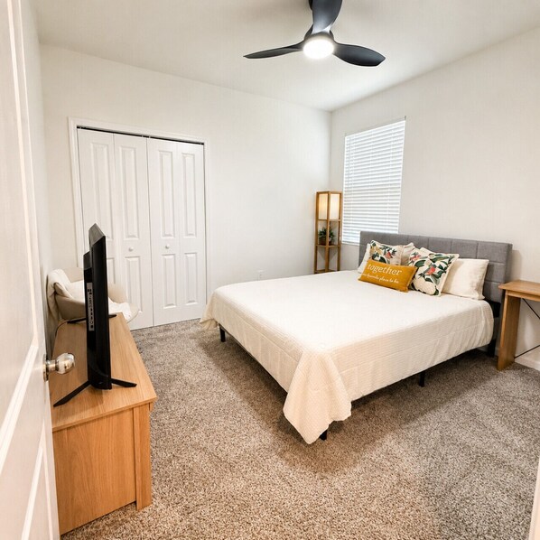 1 bedroom, desk, WiFi