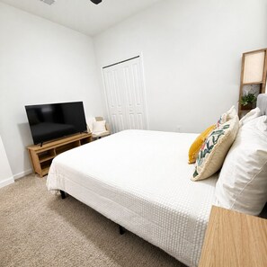 1 bedroom, desk, WiFi