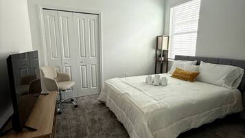 1 bedroom, desk, WiFi