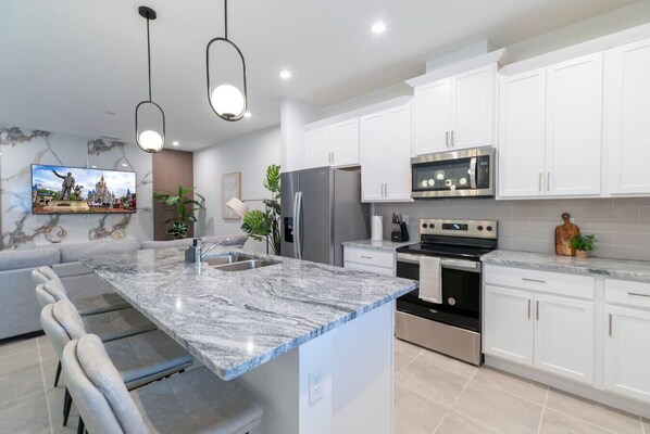 Fridge, microwave, oven, stovetop - Townhome in Kissimmee with pool and pets allowed (Kissimmee)