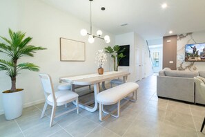 Dining - Townhome in Kissimmee with pool and pets allowed (Kissimmee)