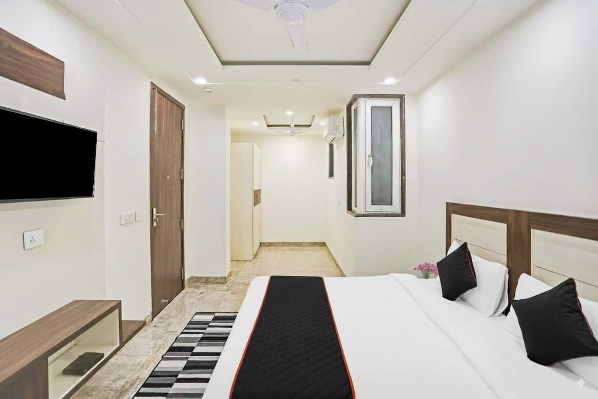 Deluxe Studio | Desk, laptop workspace, free WiFi
