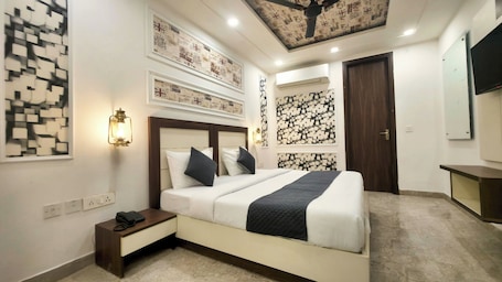 Deluxe Studio | Desk, laptop workspace, free WiFi, bed sheets