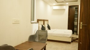 Deluxe Double Room | Desk, laptop workspace, free WiFi