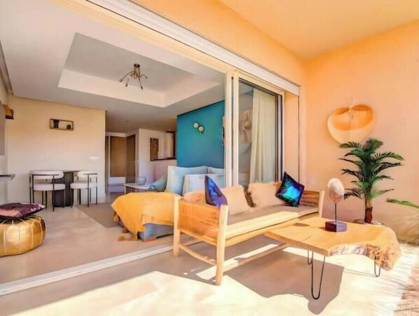 1 habitación, tabla de planchar con plancha, internet y ropa de cama