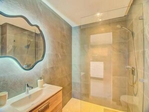 Secador de cabelo, toalhas de banho, sabonete, papel higiênico